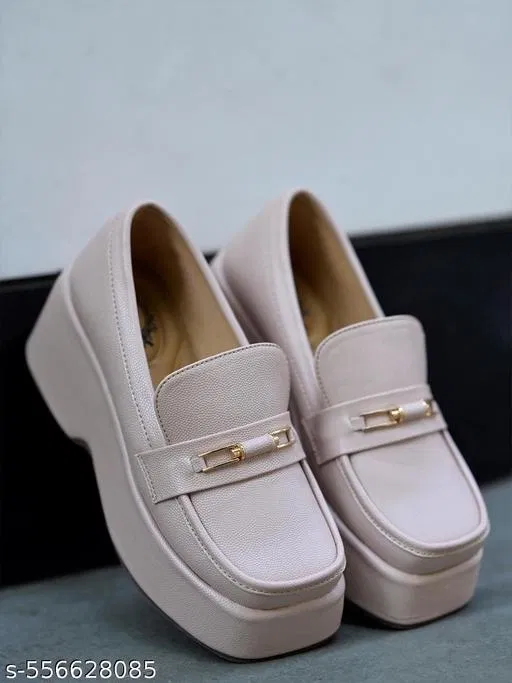 Shoetopia Girls Loafers Beige Size 3.0