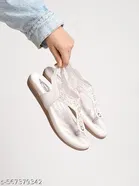 Shoetopia Girls White Sandals Size 3.0
