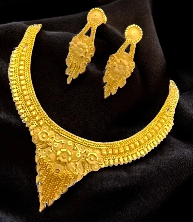 Alloy Choker Necklace with Earrings for Women (Gold, Set of 1)
