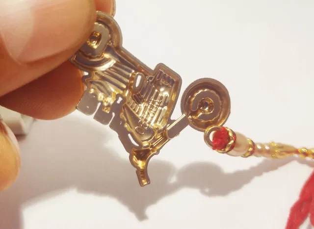 Metal Rakhi for Raksha Bandhan (Multicolor, Pack of 1)