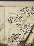 ट्रेडिशनल बनारसी साड़ी विद अनस्टीट्च्ड ब्लाउज 