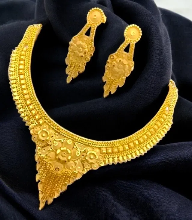 Alloy Choker Necklace with Earrings for Women (Gold, Set of 1)