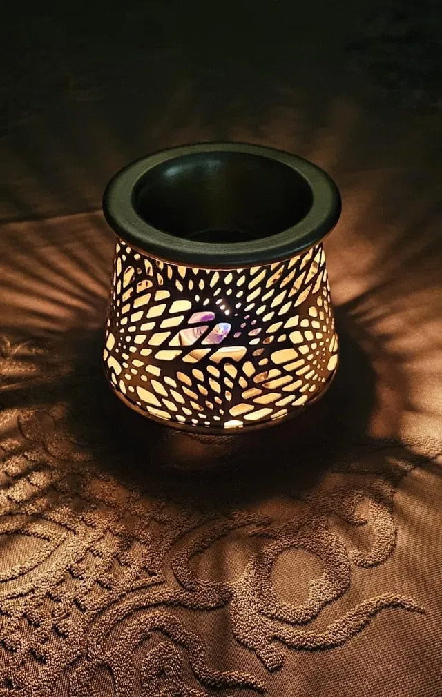 Metal Decorative Electric Moroccan-Style Oil Burner with Oil (10 ml) (Gold, Set of 1)