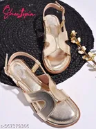 Shoetopia Girls Flat Sandals Gold Size 8.0