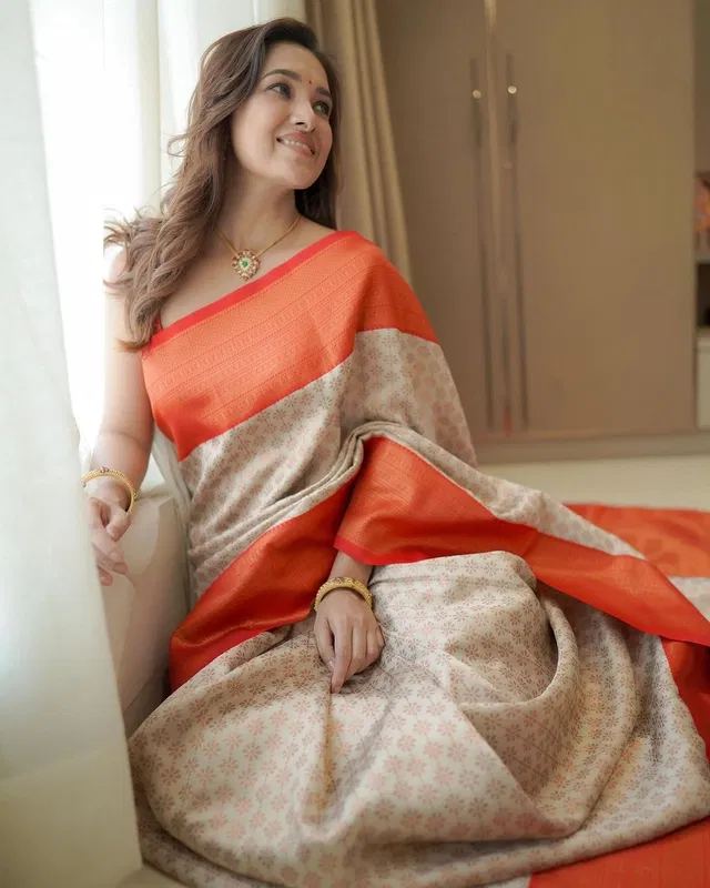 Jacquard Zari Woven Saree for Women (Coral & Beige, 6.3 m)